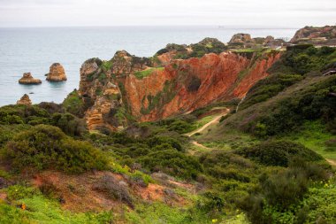 Portekiz, Lagos 'taki Atlantik Okyanusu kıyısındaki kayalar.