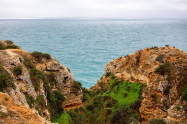 Akdeniz 'deki Sardunya adasının kayalık kıyıları