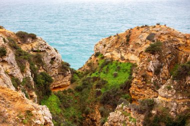 Coastal Cliffs View, Akdeniz 'deki Sardunya adasının Rocky Sahili