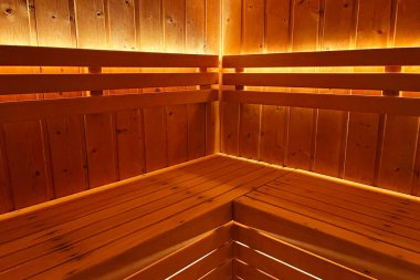 Rahatlatıcı Ahşap Sauna İçi, Güneş tarafından aydınlatılmış ahşap duvarları olan bir saunanın içi