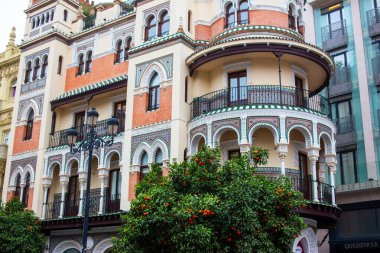 İspanyol Mimari Mücevheri, Sevilla, İspanya 'da bir binanın cephesi