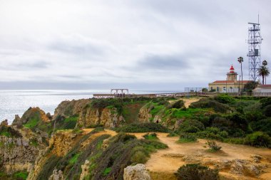 Sahil Feneri ve Kayalıklar