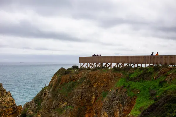 Coastal Cliff Bakış açısı, bulutlu bir günde okyanusa bakan uçurumlar. Lagos, Portekiz