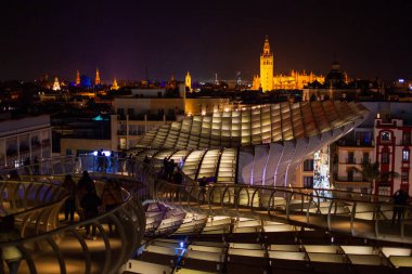 İspanya, Sevilla 'daki Metropol Şemsiyesinin Gece Görüşü