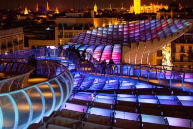 Sevilla 'nın Metropol Şemsiyesi gece aydınlandı