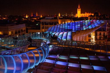 Metropol Şemsiyesi, Sevilla 'da akşam ışıkları