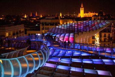 Geceleri Seville Metropol Şemsiyesi önündeyken