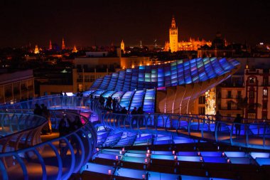 Metropol Şemsiyesi Sevilla 'da gece lambaları altında