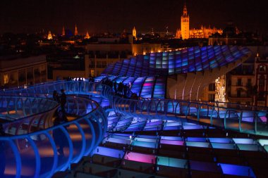İspanya Metropol Şemsiyesi 'nin göz kamaştırıcı gece görüntüsü.