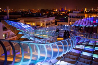 Gece ışıkları Metropol Şemsiyesinden yansıyor, Sevilla