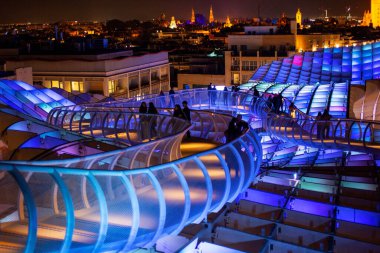 Sevilla 'nın Metropol Şemsiyesi akşam ışığında parlıyor