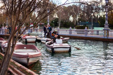 İspanya, Seville 'de bir teknede kimliği belirsiz insanlar.