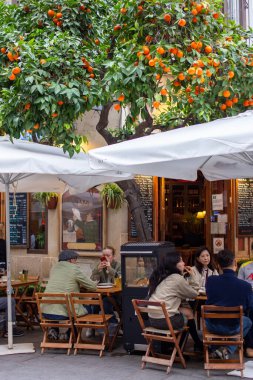 İspanya, Seville 'de bir kafede oturan kimliği belirsiz insanlar.