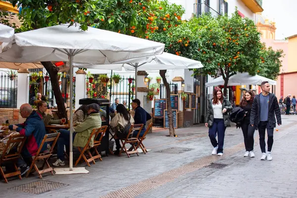 Sevilla, Endülüs, İspanya sokaklarında turistler
