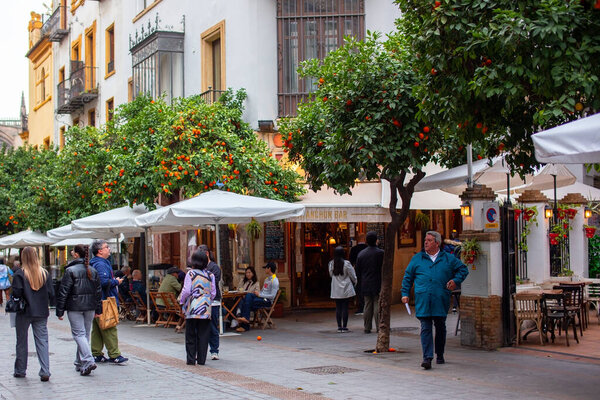 Туристы на улицах Севильи