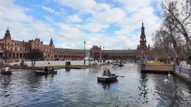 İspanya, Seville 'deki Plaza de Espana, ziyaretçilerle dolu.