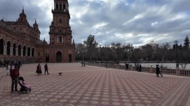 Plaza de Espana kemerleri ve turistlerin keşfettiği kuleler