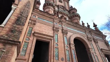 İnsanlar Sevilla Plaza de Espana 'nın kültürel mirasına hayran.