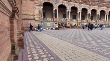 İspanya 'nın ünlü şehir simgesi Plaza de Espana gezginleriyle