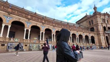 Gezginler Endülüs 'teki Plaza de Espana' da anıları yakalıyorlar.