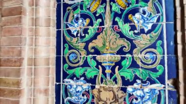 İspanyol mimarisini Plaza de Espana 'ya kabul eden turistler