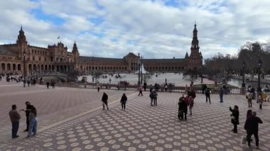 İspanya, Sevilla 'nın bir sembolü olan Plaza de Espana' da ziyaretçiler var.