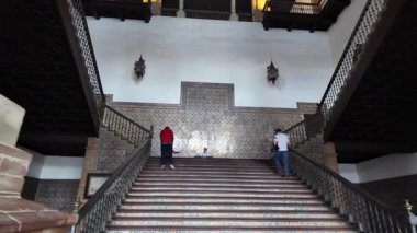 Plaza de Espana 'nın güzelliği turistlerin elinde.