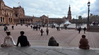 İspanya 'nın ünlü Plaza de Espana' sında yürüyen insanlar.