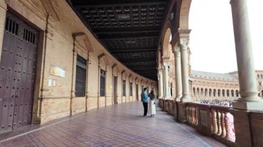 Plaza de Espana 'da gezginler manzaranın tadını çıkarıyor, Seville.