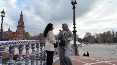 Plaza de Espana 'yı ziyaret eden gezginler, Sevilla' da görülmesi gereken bir yer.