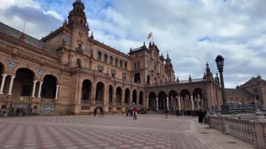 Plaza de Espana güneşli bir günde turistlerle dolu, Sevilla.