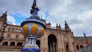 İspanyol mimari mücevheri Plaza de Espana 'da yürüyoruz.