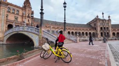 Plaza de Espana, Sevilla 'yı gezen gezginler