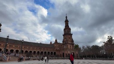 Plaza de Espana ve gezginlerle ünlü köprüleri