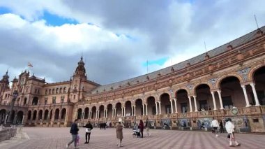 Plaza de Espana, Sevilla 'nın mimarisini beğenen ziyaretçiler