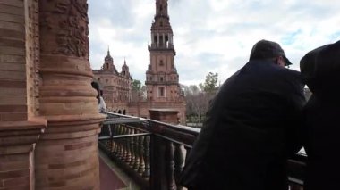 Plaza de Espana, Sevilla 'da canlı bir seyahat yeri.
