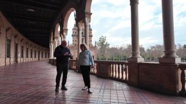 İspanya Plaza de Espana 'da gezinen gezginler