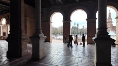 İkonik Plaza de Espana 'yı keşfeden turistler, Sevilla