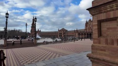Plaza de Espana, Sevilla 'da ziyaret edilmesi gereken bir yer.