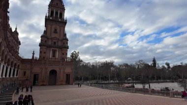 İspanya, Seville, Sevilla 'da turistlerin katıldığı Espana Meydanı