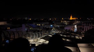 Modern kent simgesi Metropol Şemsiyesi, karanlıktan sonra aydınlandı, Sevilla