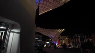 Güzel aydınlatılmış Metropol Şemsiyesi, Gece Sevilla