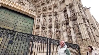 Sevilles 'in eski caddelerinde yürüyüş yapmak.