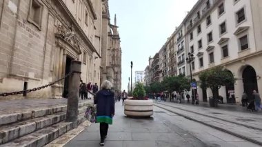 Sevilles 'in eski kasabasında zamansız kaldırım taşı yolları