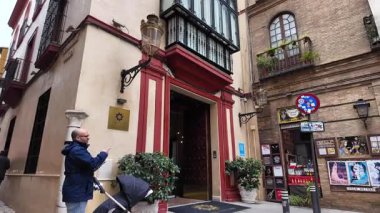 Sevilla 'nın eski caddelerini kaplayan renkli binalar