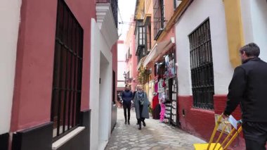 Sevilles 'in ünlü eski kasabasındaki büyüleyici İspanyol sokakları