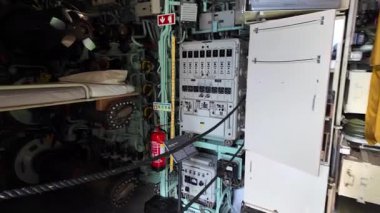 Donanımlı bir denizaltı torpido odası.