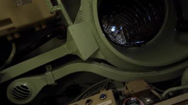 Dar koridorları ve makineleri gören bir denizaltı.