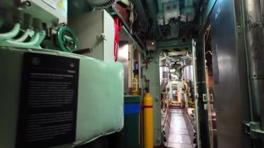 Denizaltı sonarı ve radar sistemleri devrede.