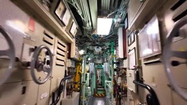 Bir denizaltının içinden periskop görüntüsü